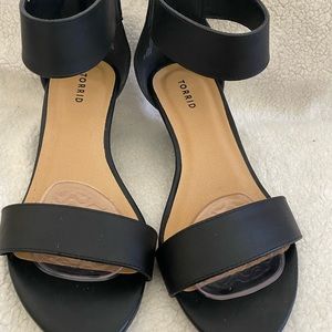 BLACK DOUBLE STRAP WEDGE HEELS (10W)